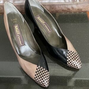 Bally of Switzerland Vintage Leather Pumps  Made in Italy.  8.5